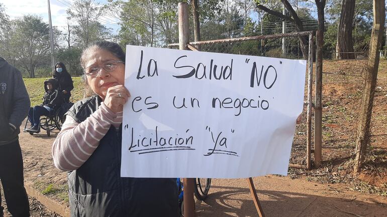 Con carteles en mano salieron a manifestarse los pacientes renales.