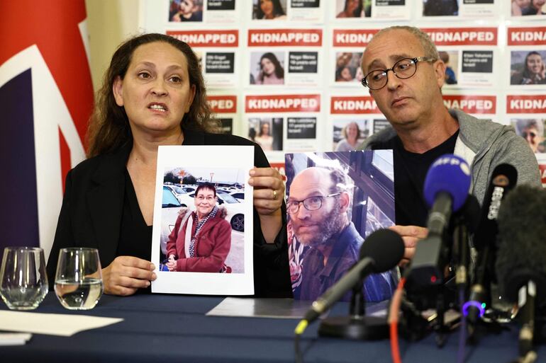 Familiares de algunas víctimas del grupo islamista Hamás durante una conferencia de prensa en Londrez.  Ayelet Svatitzky (i) y David Bar (d). (AFP)