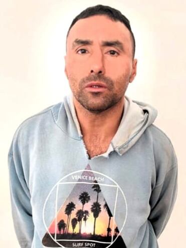 El peligroso asaltante Carlos Cabrera Carrera, considerado el criminal más buscado del departamento de Alto Paraná, cayó abatido esta tarde en Puerto Irala, tras un enfrentamiento a tiros con efectivos policiales.