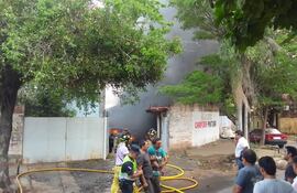 Incendio en taller mecánico en Barrio Obrero de Asunción.