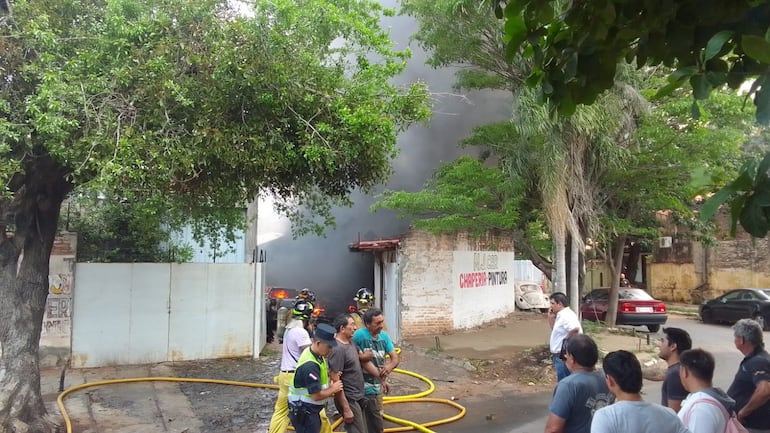 Incendio en taller mecánico en Barrio Obrero de Asunción.