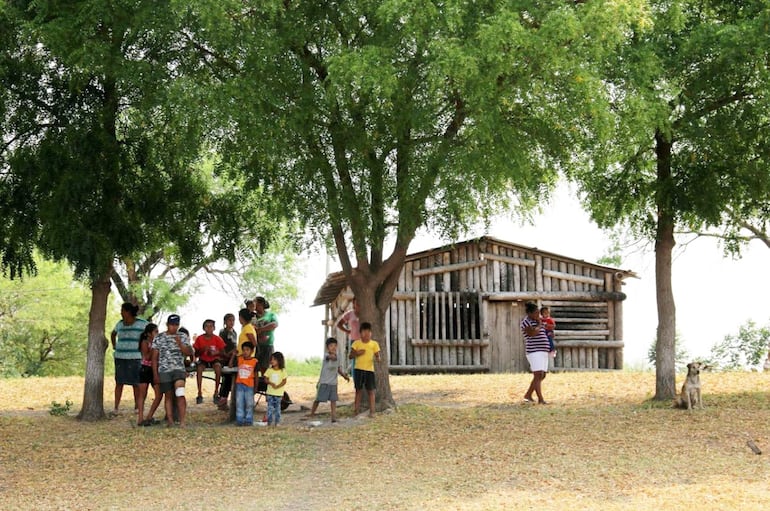 Comunidad indígena a orillas del río Paraguay (EFE)