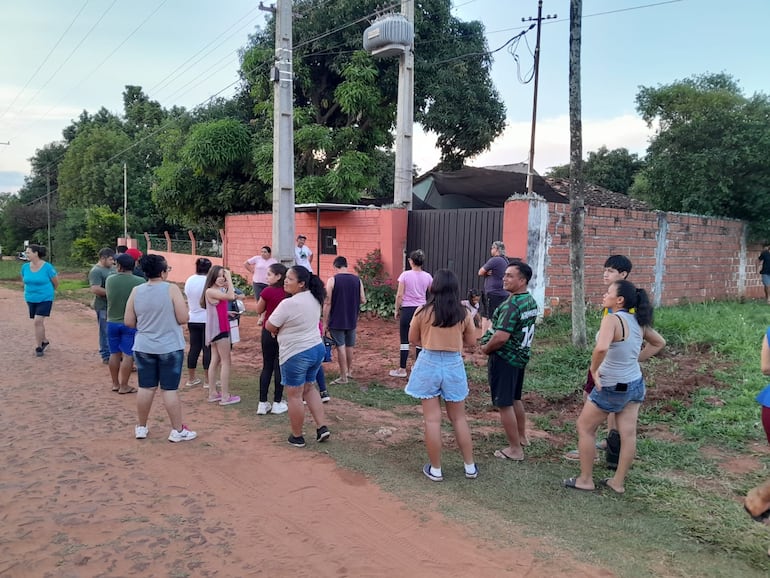 Vecinos del barrio Kennedy de Capiatá se manifiestan ante la constante falta de agua.