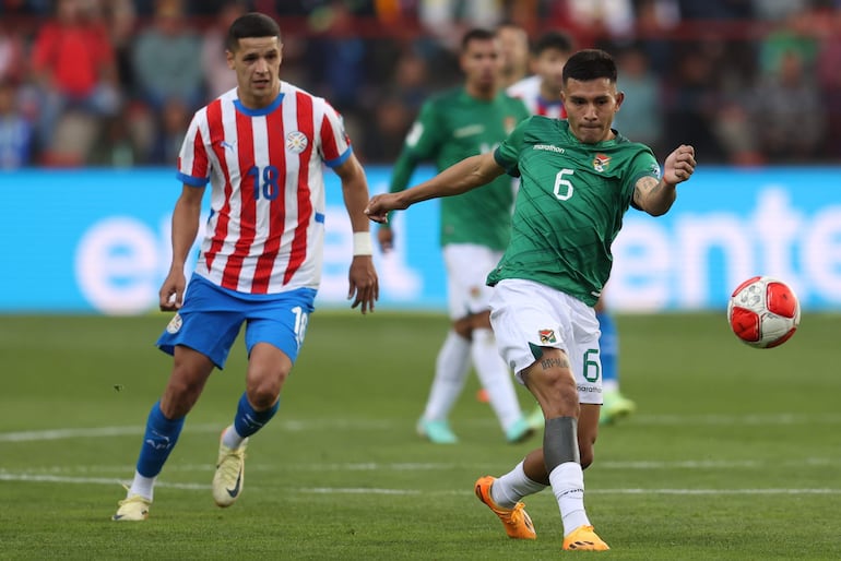 Alex Arce (i), jugador de la selección de Paraguay, lucha por el balón en el partido frente a Bolivia por la fecha 12 de las Eliminatorias Sudamericanas 2026 en el estadio Municipal, en El Alto, Bolivia.