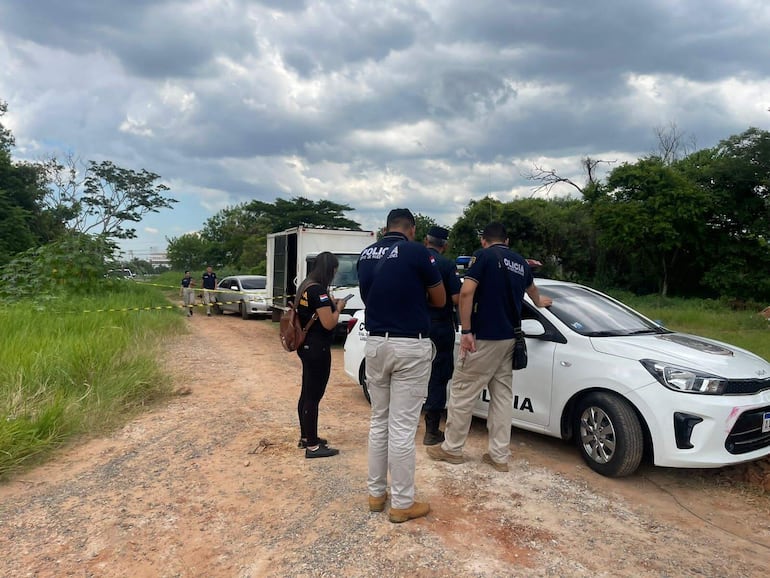 Agentes de la Policía llegaron al lugar donde quedó el camión.