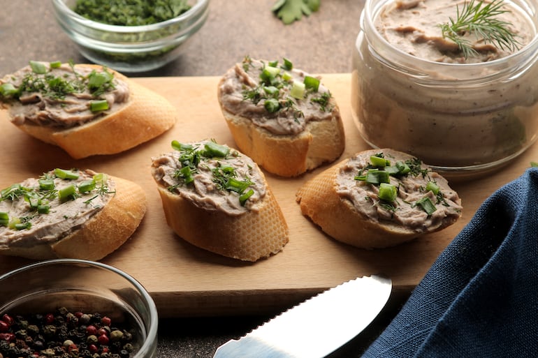 Paté de hígado de pollo, especial para saborear sobre panes.