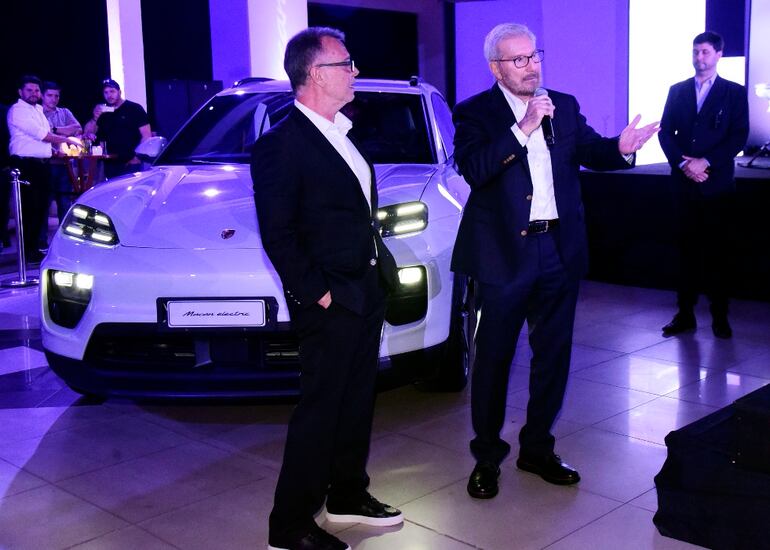 Miguel Carrizosa, presidente de Diesa, y Jorge Puschkarevich, gerente de Porsche, presentaron el nuevo Macan 100 % eléctrico.