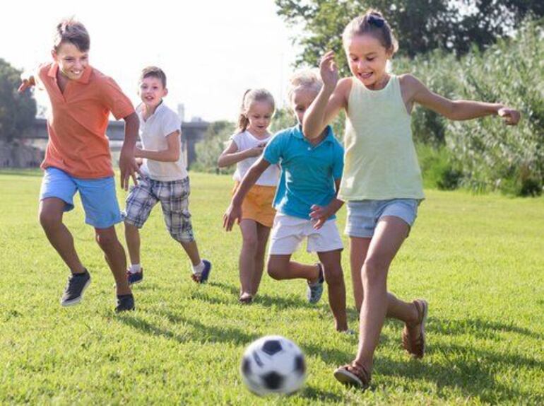 La obesidad infantil es un problema grave que afecta en la actualidad a un gran número de niños en todo el mundo. Una forma de prevenirla es realizando actividades físicas de forma regular.