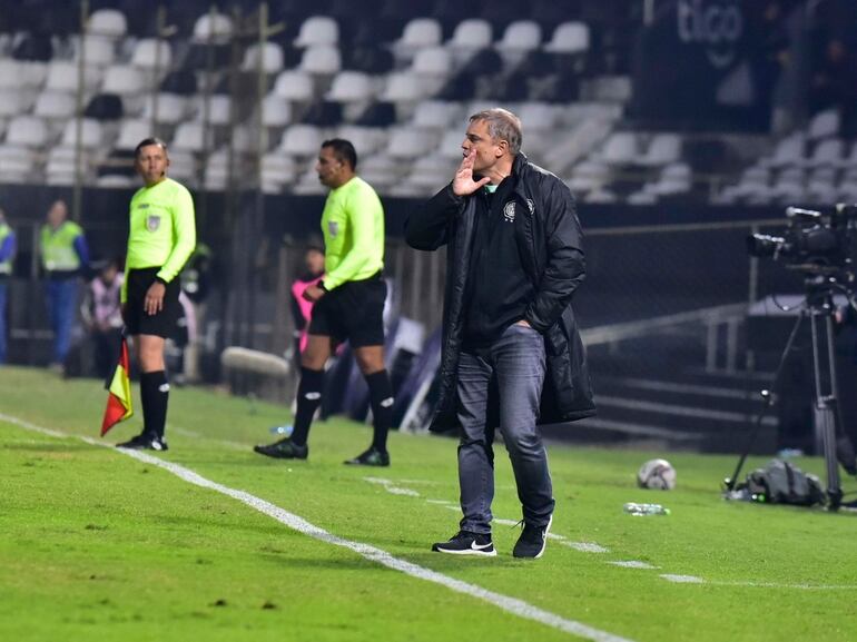 El uruguayo Diego Aguirre, entrenador de Olimpia, en el partido contra Sportivo San Lorenzo por la Fase 3 de la Copa Paraguay en el estadio Manuel Ferreira, en Asunción.