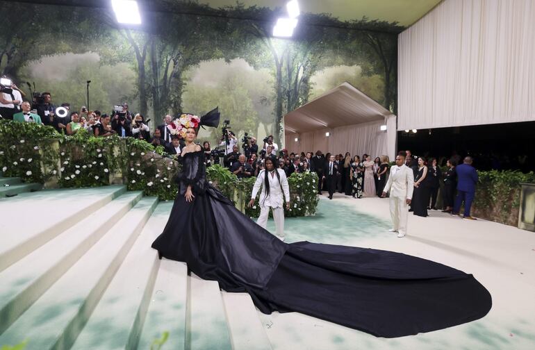 El segundo traje que lució Zendaya en la Met Gala 2024 fue un deslumbrante vestido negro de Givenchy, que lo complementó con un tocado de rosas en la cabeza. (EFE/EPA/JUSTIN LANE)
