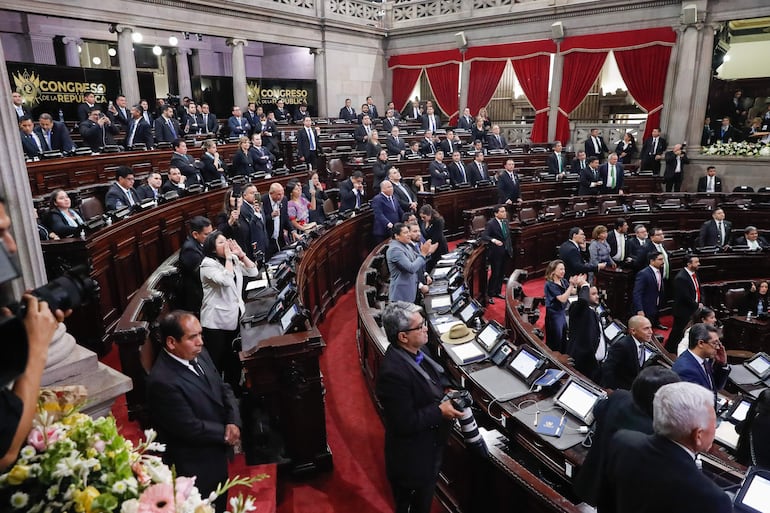 Una airada y tumultuosa sesión parlamentaria que comenzó varias horas después de lo previsto está retrasando la investidura como nuevo presidente de Guatemala de Bernardo Arévalo de León, que según la Constitución Política de la República debía haber tomado posesión del cargo a las 16.00 hora local.