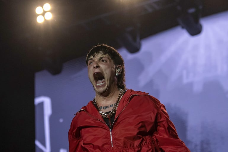 El cantante de corridos tumbados Peso Pluma en uno de los momentos de su presentación en el festival.