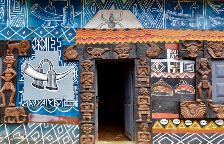 Fachada tradicional de hogar en Camerún.