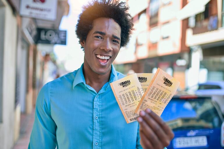 Este viernes es el gran sorteo de Mega Millions, que regalará 910 millones de dólares.