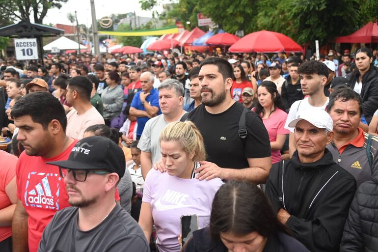 El diputado Mauricio Espínola, durante la misa en Caacupé este 8 de diciembre. Optó por no ocupar un lugar reservado para autoridades al frente.