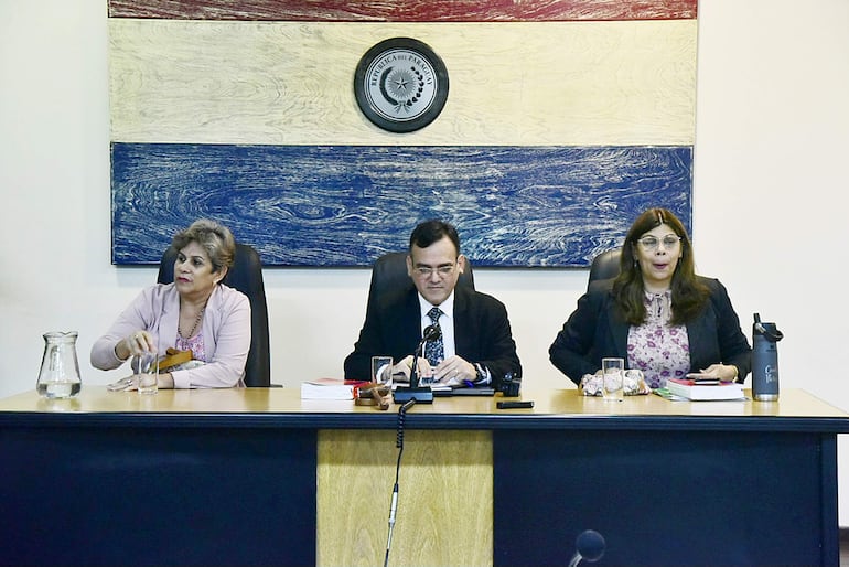 De izquierda a derecha: jueces Laura Ocampo, Fabián Weisensee (presidente) y Cándida Fleitas, integrantes del Tribunal de Sentencia.