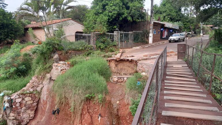 Motociclista cayó al arroyo Guasu desde este barranco. El hecho ocurrió ayer y afortunadamente solo sufrió lesiones.