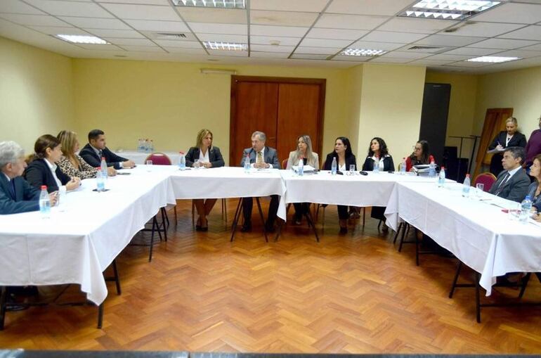 Reunión del ministro Eugenio Jiménez (centro) con jueces y miembros del consejo de administración de la circunscripción de Central.