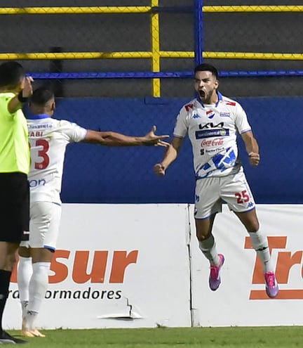 Celebración de Leonardo Daniel Rivas (22 años), el encargado de abrir el marcador ayer en  Santísima Trinidad.