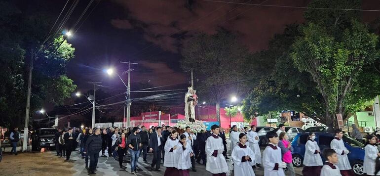 Como todos los años una multitud acompañó la procesión de la protectora espiritual de Villa Elisa, Virgen del Carmen.