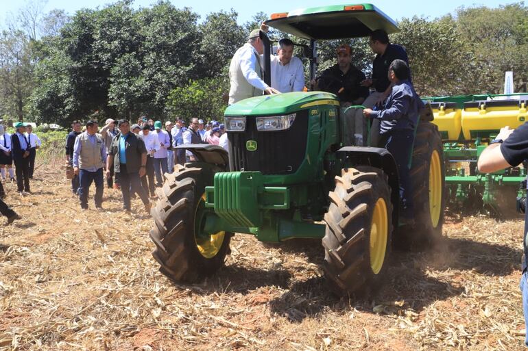 Acto de inicio de la campaña sojera, con participación de autoridades del Poder Ejecutivo, en la cooperativa de pequeños productores,  Cuatro Viento, de San Pedro, el  16 de setiembre de este 2023