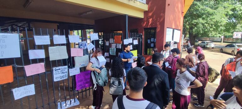 Los estudiantes se movilizaron frente a la CRECE de Ciudad del Este.