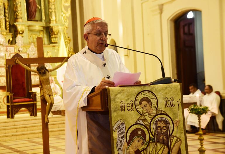 El cardenal Adalberto Martínez durante la homilía esta mañana en la misa del Año Nuevo, celebrada en la Catedral Metropolitana de Asunción.