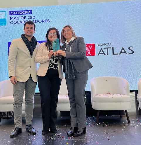 Organizacional de Banco Atlas (centro), recibió el galardón como una de las mejores empresas para trabajar para mujeres en Paraguay, en el marco de la certificación de Great Place to Work (GPTW) que recibió el año pasado.