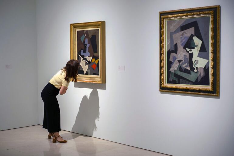 Una persona observa uno de los cuadros de la nueva exposición temporal del Museo Picasso de Málaga, 'María Blanchard. Pintora a pesar del cubismo', una retrospectiva que ofrece a través de 85 obras un recorrido cronológico por las diferentes etapas de la vida artística de esta pintora cántabra, figura esencial del cubismo.