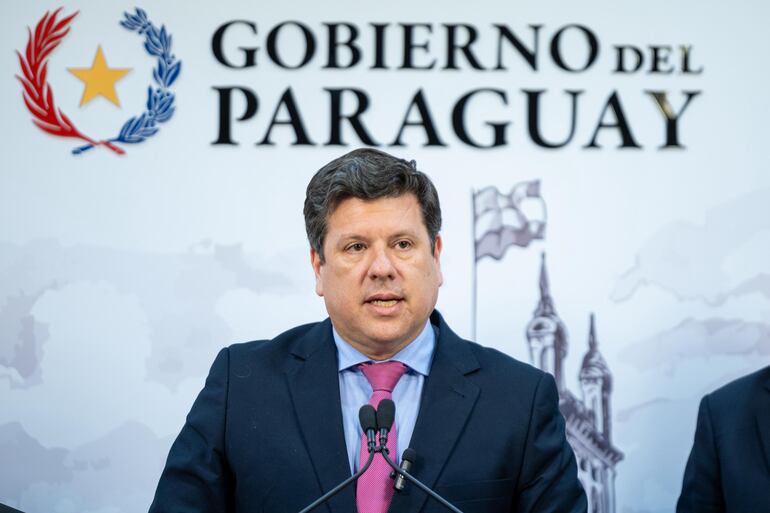 El ministro de Industria y Comercio, y también consejero de Itaipú, Javier Giménez, durante la conferencia de prensa en Mburuvichá Róga.