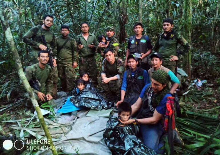 Fotografía cedida por las Fuerzas Militares de Colombia que muestra a soldados e indígenas junto a los niños rescatados tras 40 días en la selva, en Guaviare (Colombia).