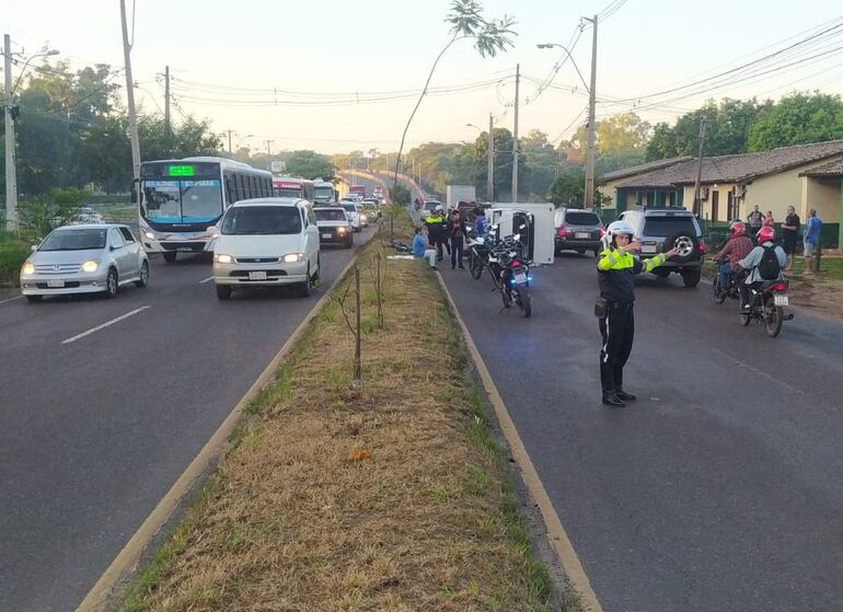 Imágenes del accidente de tránsito con vuelto de vehículo, registrado sobre la avenida Semidei y Yaguarón esta mañana.