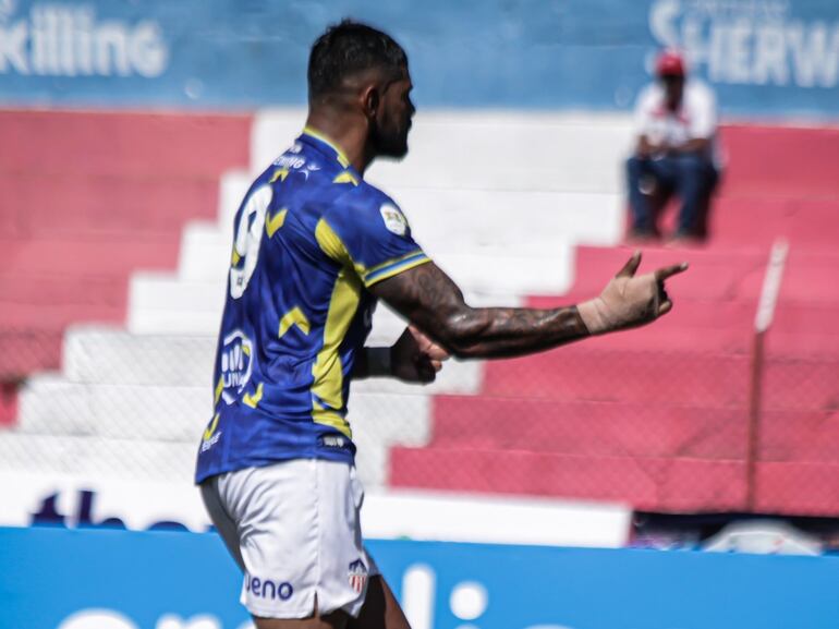 Ronald Acuña, futbolista de Encarnación FC, festeja un gol en el partido ante Colegiales por la primera jornada de la División Intermedia 2024 en el estadio Luciano Zacarías, en Lambaré, Paraguay.