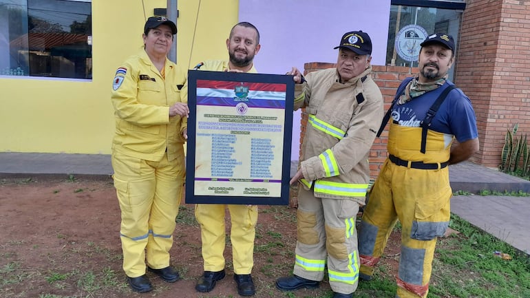 Los Voluntarios fundadores de la compañía novena de Villa Elisa, Gloria Gómez, Mario Brítez, Víctor Sembrano y Mariano Sánchez, recibieron un reconocimiento de la municipalidad por los 25 años de servicio.