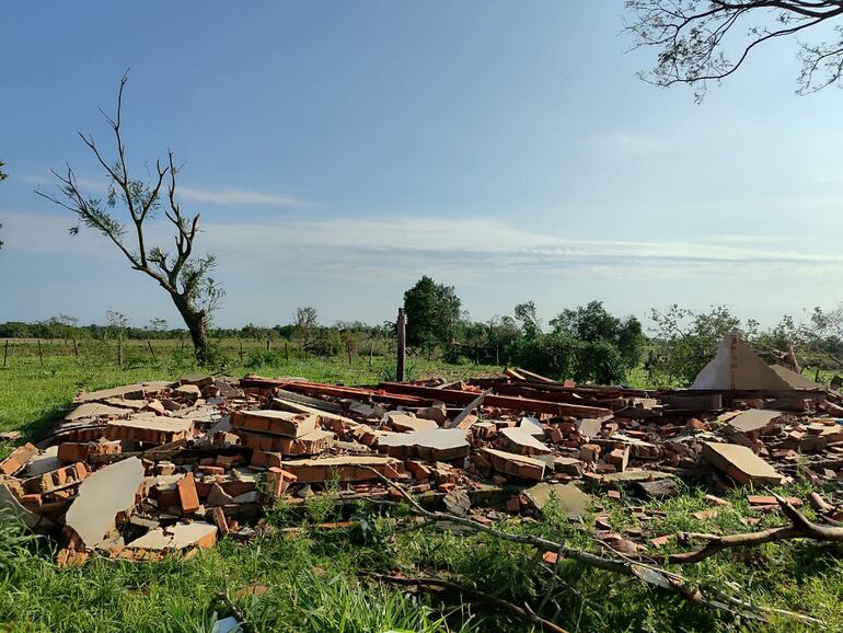 Varias familias perdieron todo tras el fuerte temporal Mbokajaty del Yhaguy.