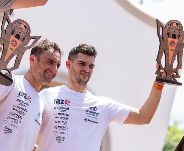 Fabrizio Zaldívar (d) celebra con el trofeo del tercer lugar del Rally de Paraguarí 2023.