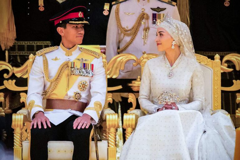 El príncipe Abdul Mateen y Yang Mulia Anisha Rosnah durante la recepción de boda en Istana Nurul Iman en Bandar Seri Begawan.