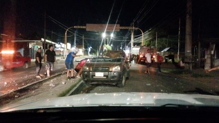 Dos personas atrapadas tras colisionar por columna del paseo central en Villa Elisa.