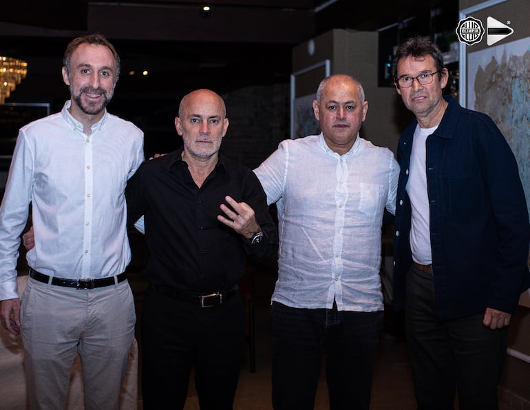 El entrenador Francisco Arce (segundo de der. a izq.) junto a Aitor García (i), MIguel Cardona y Raúl Vicente Amarilla (d) durante la firma de contrato para volver a dirigir a Olimpia.