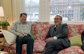 Ronald Reagan y Henry Kissinger en el área residencial de la Casa Blanca, 1981