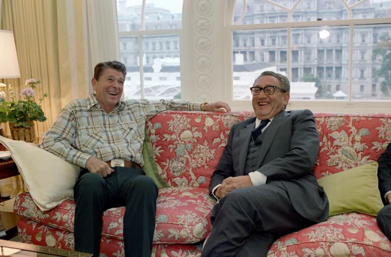 Ronald Reagan y Henry Kissinger en el área residencial de la Casa Blanca, 1981