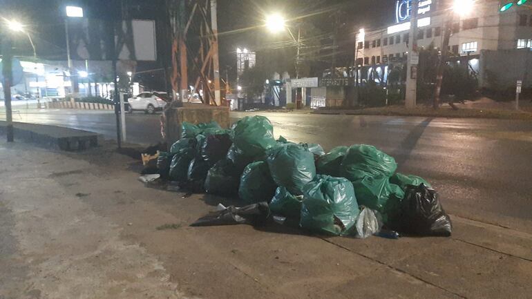 Un cúmulo de bolsas de basuras adornaron la Avda. Mcal. López en la zona de la curva de la muerte.