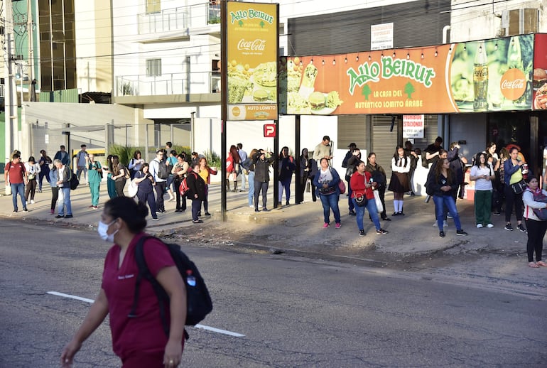 Una importante cantidad de pasajeros  se aglomeran en las paradas, situación que coincide con la demora por definir los pagos de subsidios al transporte público del Área Metropolitana.