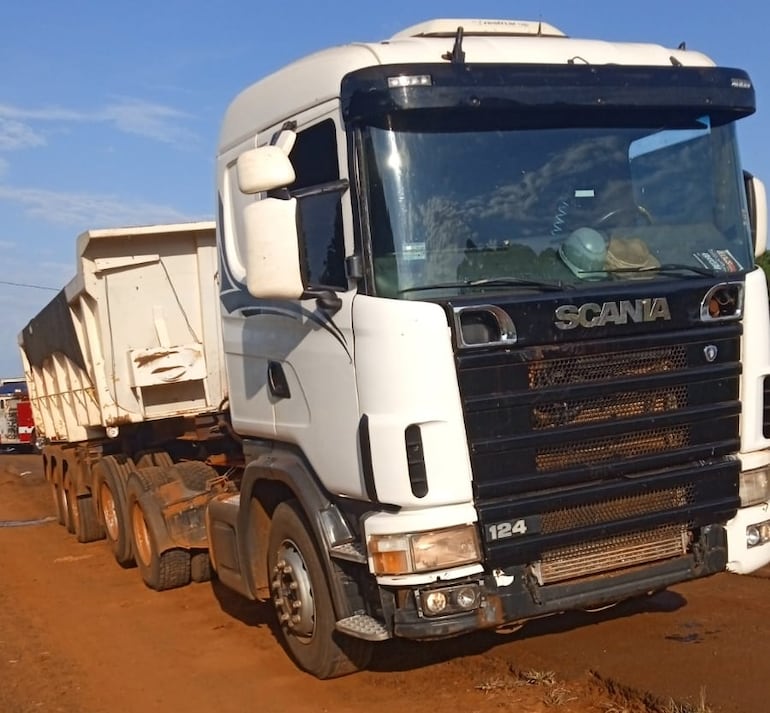 El camión Scania fue embestido por el otro rodado cuando se desplazaba sobre la Ruta PY02.