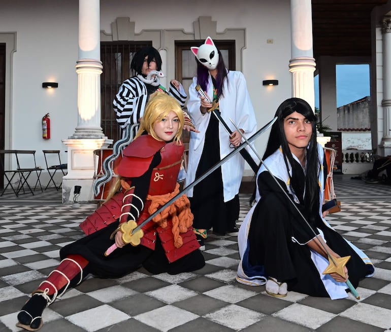 Arachi, Iguro, Sabito y Byakuya Kuchiki, cosplayer paraguayos.