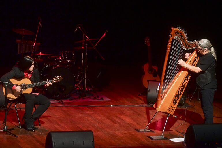 Orlando Rojas tocando junto a Ismael Ledesma, durante el concierto que ofreció el arpista el año pasado en el CPJ.