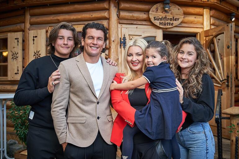 Papá orgulloso. Nelson Haedo Valdez junto a su esposa Tynka y sus hijos: Samuel, Leonie y Noemí. (Instagram/Nelson Haedo Valdez)