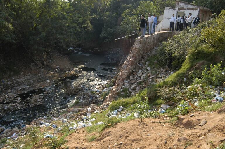 Año 2007. Una comitiva fiscal verifica las obras realizadas  por la Municipalidad de Lambaré en el arroyo Leandro Sosa.