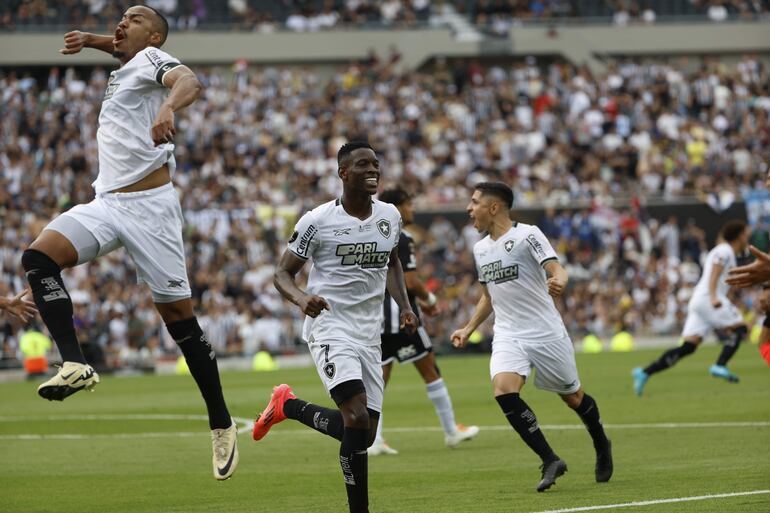 Luiz Henrique (c) de Botafogo celebra su gol este sábado, en la final de la Copa Libertadores entre Atlético Mineiro y Botafogo en el estadio Más Monumental en Buenos Aires (Argentina).