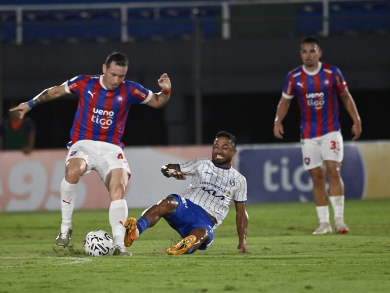 Fernando Fernández (i), jugador de Cerro Porteño, pelea por el balón en el partido frente a Sol de América por el torneo Apertura 2024 del fútbol paraguayo en el estadio Defensores del Chaco, en Asunción.